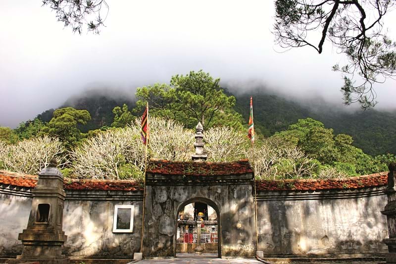 Vườn Tháp Tổ với trung tâm là Huệ Quang Kim Tháp – tháp mộ Phật Hoàng Trần Nhân Tông.